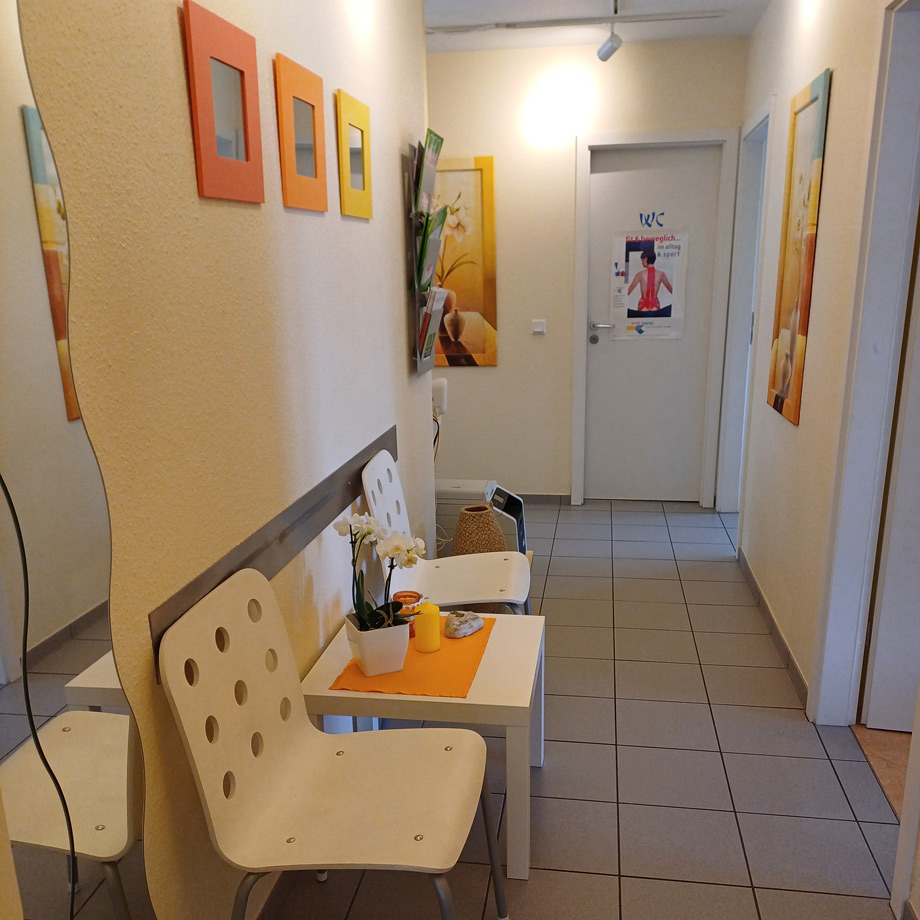 Eingangsbereich der Praxis Physio Rahim in Bergisch Gladbach